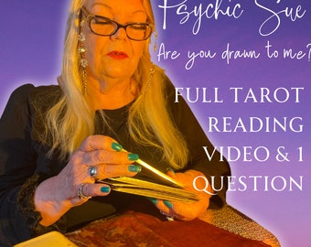 Puede incluir: Una mujer con cabello rubio y gafas sostiene una baraja de cartas del tarot. El texto de la imagen dice "Psychic Sue Are you drawn to me? FULL TAROT READING VIDEO & 1 QUESTION"