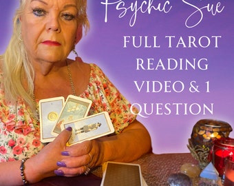 Puede incluir: Psychic Sue ofrece una lectura completa de tarot en video y una pregunta respondida. La imagen muestra a una mujer sosteniendo cartas de tarot frente a un fondo morado con el texto "Psychic Sue" y "FULL TAROT READING VIDEO & 1 QUESTION".