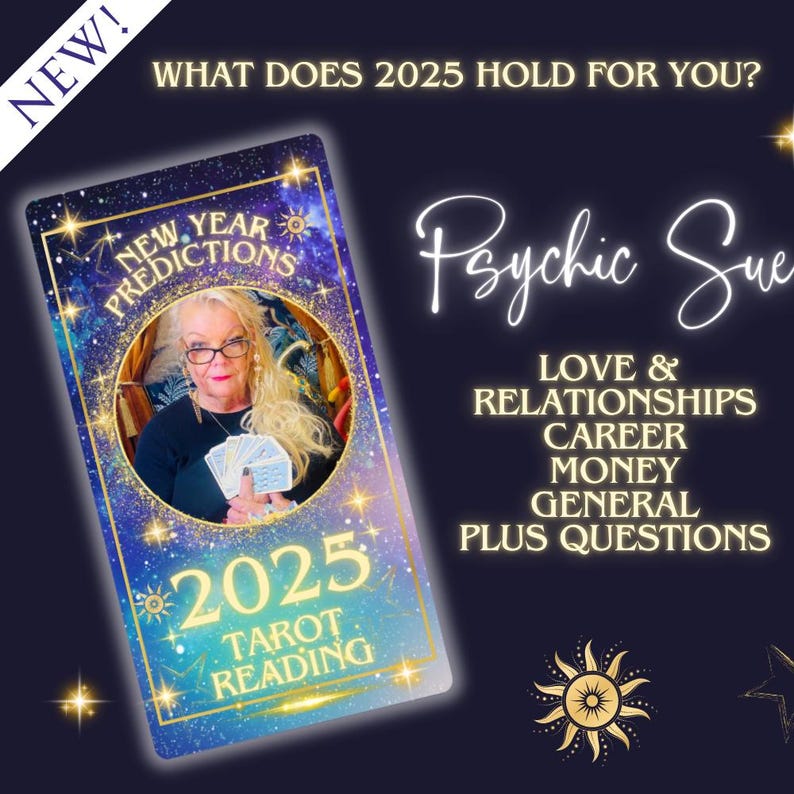 Puede incluir: Una carta de tarot azul y dorada con una imagen de una mujer sosteniendo cartas de tarot. La carta dice "Predicciones de A&ntilde;o Nuevo 2025 Lectura de Tarot". El texto "Psychic Sue" est&aacute; en la esquina superior derecha de la imagen. El texto "Amor y relaciones, carrera, dinero, general, preguntas adicionales" est&aacute; debajo del texto "Psychic Sue".
