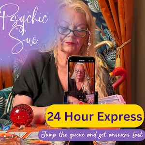 Peut inclure: Image d'une femme blonde portant des lunettes, tenant un smartphone. L'écran du téléphone affiche une vidéo en direct de la même femme. Le texte "Psychic Sue" et "24 Hour Express" sont visibles. Le texte "Jump the queue and get answers fast" est également présent.