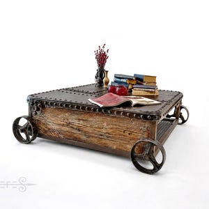 Mesa de centro industrial antigua, carro de fábrica recuperado de 120 años de antigüedad, acero remachado y roble, muebles de gran tamaño.