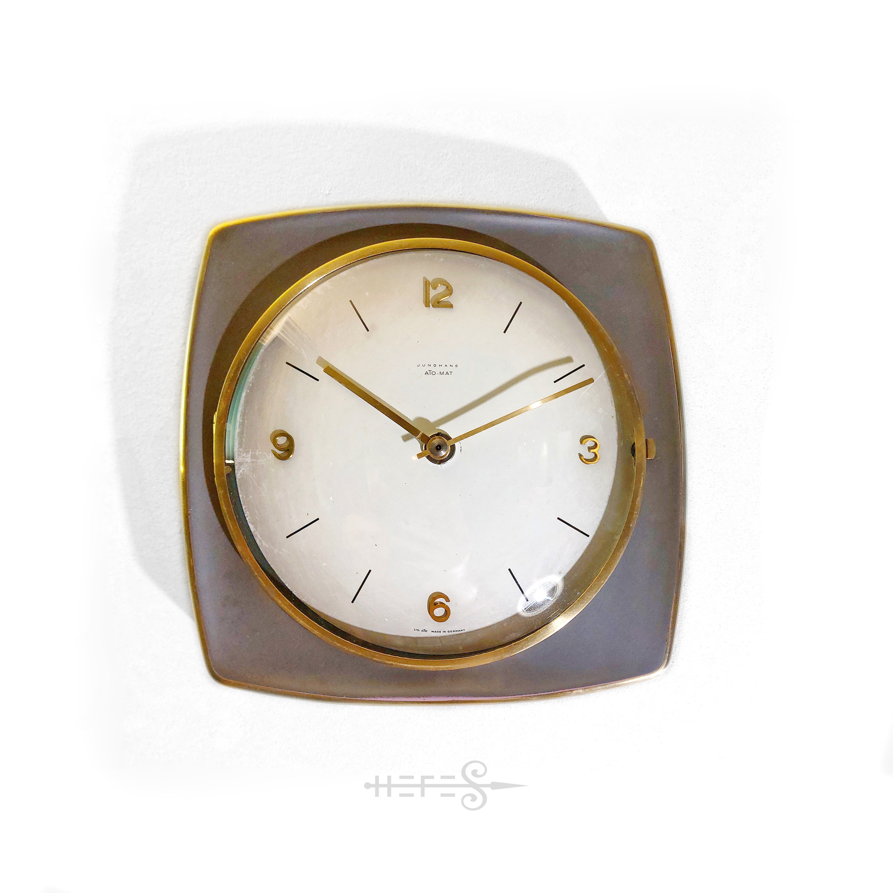 Reloj de pared Junghans de latón dorado, elegante, de mediados de