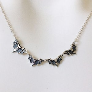 Mama & 3 Baby Fledermaus Halskette, Fledermaus Familie mit 4, Sterling Silber, Fledermäuse, Fledermaus Liebhaber Geschenk, Muttertag, Hexe Schmuck, Witchy, Spooky, Halloween