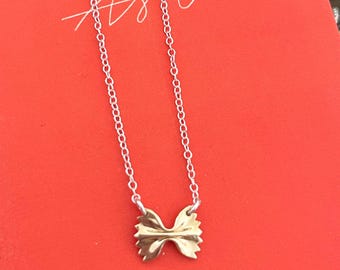 Collana con farfalla in bronzo e ciondolo a forma di pasta, catena in argento sterling, farfalle, carboidrati, amanti della pasta, cibo
