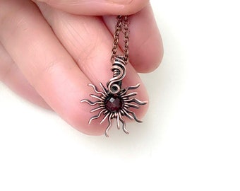 Granat-Sonnenanhänger. Handgefertigter Kupferschmuck. Mit Draht umwickelte Sonne. Besonderes Geschenk für sie. Boho-Schmuck.