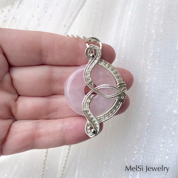Rozenkwarts donut hanger in verzilverd koper. Uniek geschenk. Wire wrapped sieraden. Geschenk voor haar. Verjaardag cadeau.