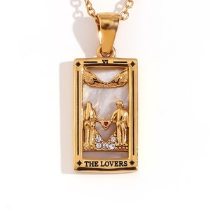 Collier carte de tarot The Lovers - Pendentif en plaqué or 18 carats avec accents de nacre et de cristaux, symbole d'amour et d'harmonie