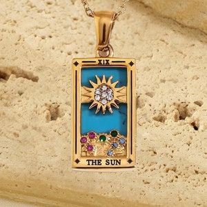 Collier carte de tarot The Sun - Pendentif radieux en plaqué or 18 carats avec émail et cristaux, symbole de joie et de vitalité