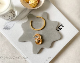 Handcrafted Concrete Trinket Tray: Modern Home Decor