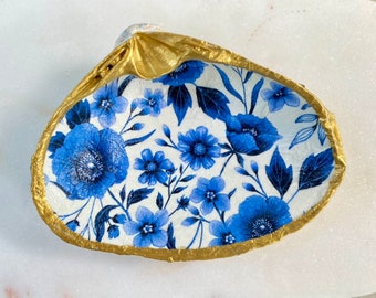 Clam Shell Decor- Handmade Trinket Dish, Bridesmaid Gifts, Ring Dish, Coastal Home, Wedding, Unique Gift, Shell Art, Chinoiserie Blue