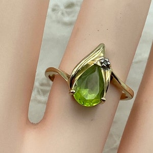 Vintage 10 KT Yellow Gold Peridot And Diamond Ring Size 7 1/4
