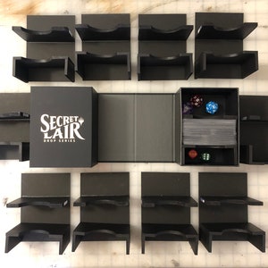 Secret Lair Insert: maak van elke Secret Lair Box je eigen deckbox!  Geschikt voor EDH-kaarten met enkele en dubbele mouw en 60 kaarten met dubbele mouw