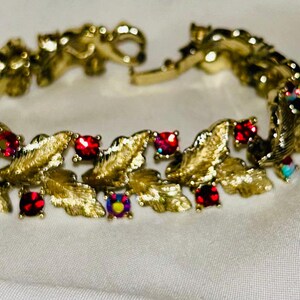 Lisner Red AB Rhinestone Bracelet Gold Tone Leaf Design Vintage 1960s