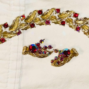 Lisner Red AB Rhinestone Bracelet Gold Tone Leaf Design Vintage 1960s