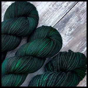 EMERALD NOIR - Hilo de merino teñido a mano 100 g.