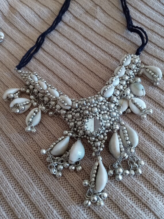 Vintage Cowrie Shell Bibb necklace and earring set - image 1