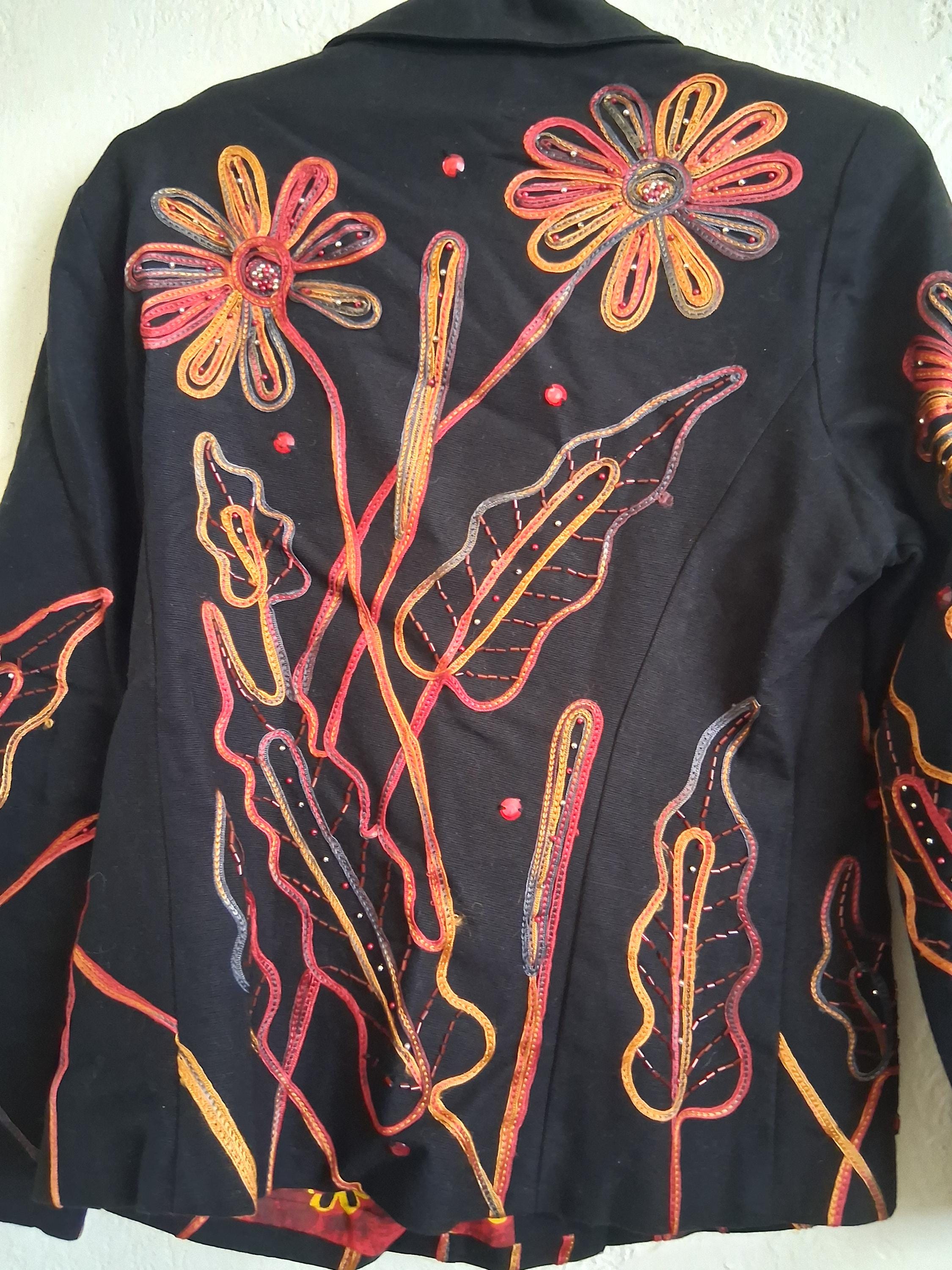 装飾と刺繍されたオレンジと赤の花柄アートデザインが施された黒の 
