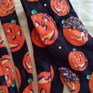 Halloween-pompoenstropdas gemaakt in de VS door Hallmark