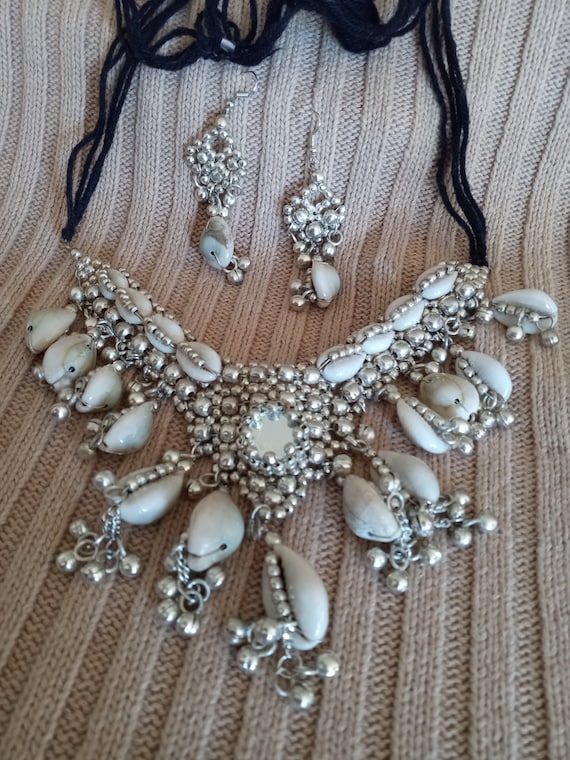 Vintage Cowrie Shell Bibb necklace and earring set - image 9