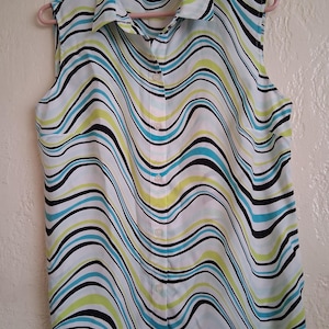 Retro style sleeveless blouse with geometric stripes by Jones of New York