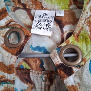 Erdfarbene Jacke mit abstraktem Print von Parsly & Sage Bild 4