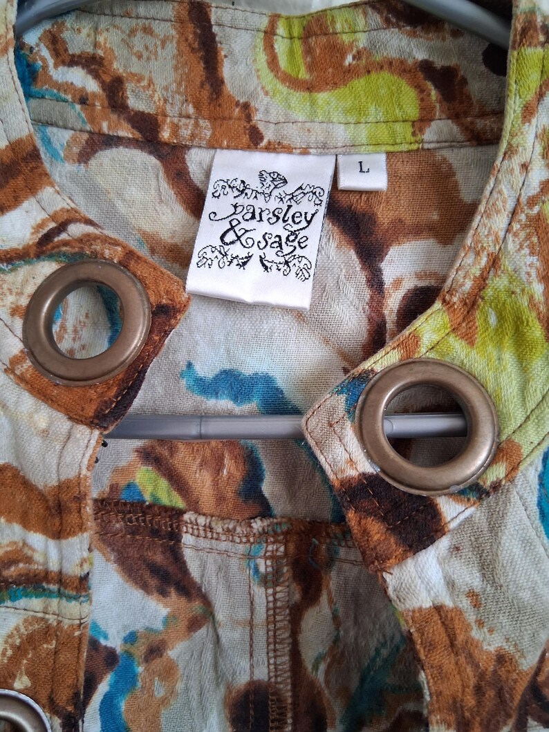 Erdfarbene Jacke mit abstraktem Print von Parsly & Sage Bild 4