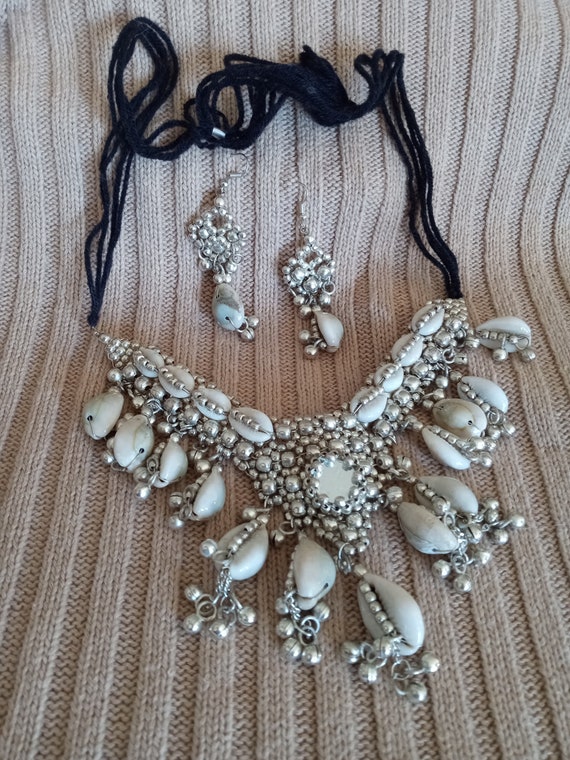 Vintage Cowrie Shell Bibb necklace and earring set - image 10