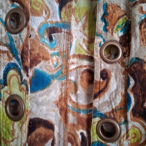 Erdfarbene Jacke mit abstraktem Print von Parsly & Sage Bild 5