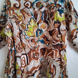 Erdfarbene Jacke mit abstraktem Print von Parsly & Sage Bild 9