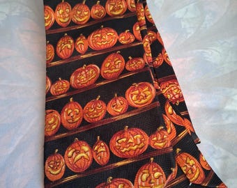 Krawat z motywem dyni halloweenowej.