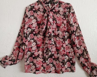 Bluzka vintage z nadrukiem kwiatowym w kolorze brzoskwiniowym i krawatem marki Forever 21