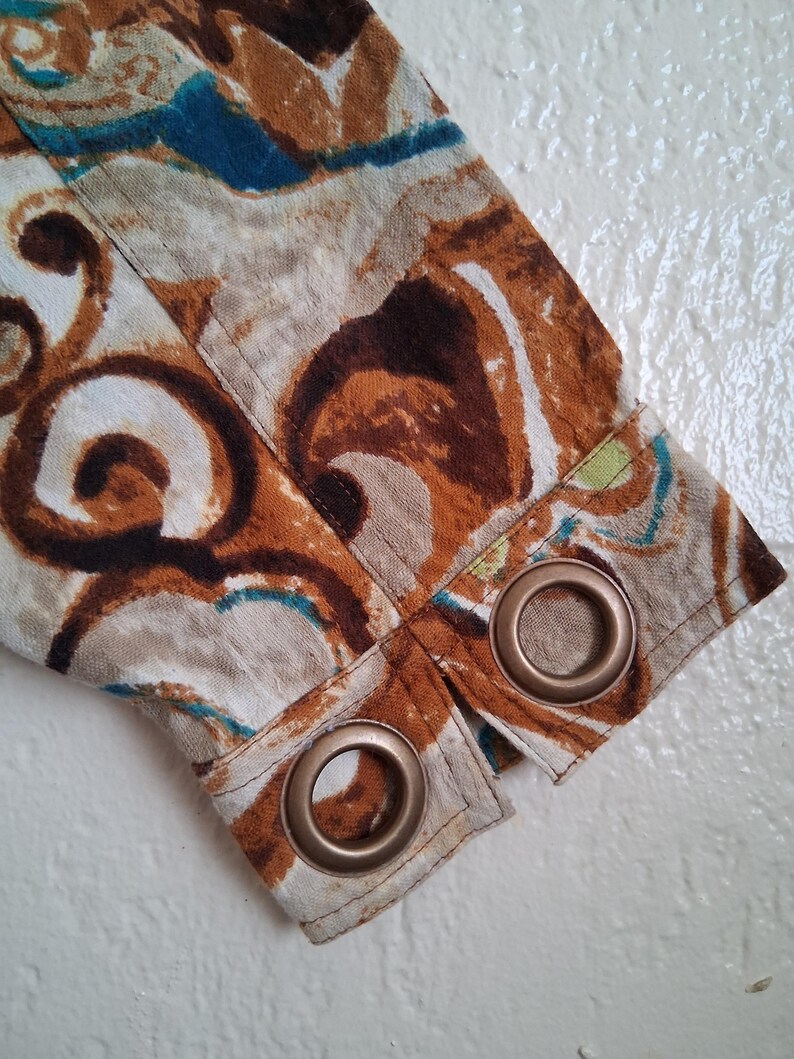Erdfarbene Jacke mit abstraktem Print von Parsly & Sage Bild 8