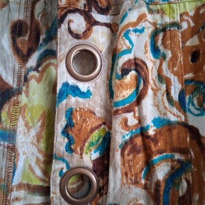 Erdfarbene Jacke mit abstraktem Print von Parsly & Sage Bild 3