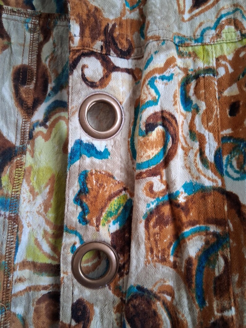 Erdfarbene Jacke mit abstraktem Print von Parsly & Sage Bild 3