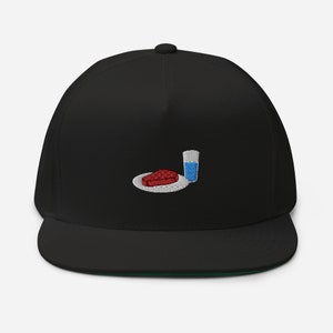 Può includere: Cappellino da baseball nero con un design ricamato in bianco e nero di un piatto con una bistecca rossa e un bicchiere d'acqua blu.