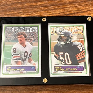 Chicago Bears Legends! Display - 1983 NFL Tops Cards Mike Singletary e Jim McMahon