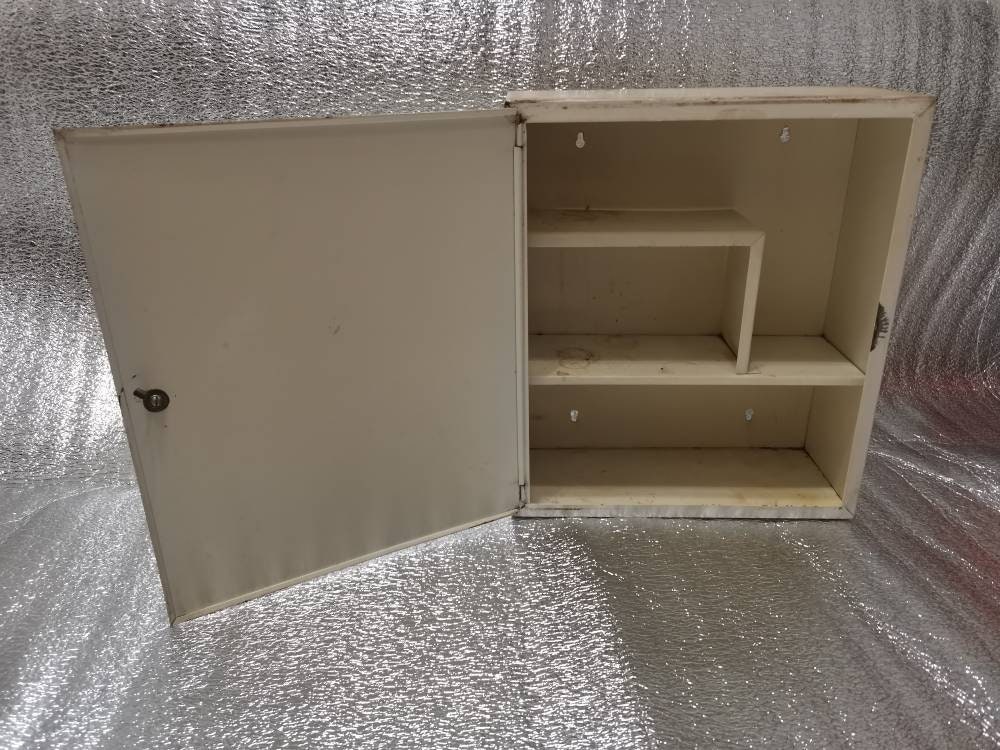 Vintage primeros auxilios gabinete de metal gabinete colgante | Etsy