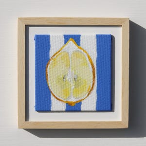 Zitrone Sommer Strand Bild für die Küche, als Geschenk für Feinschmecker,.. Eine halbe Zitrone auf Kobalt Blau