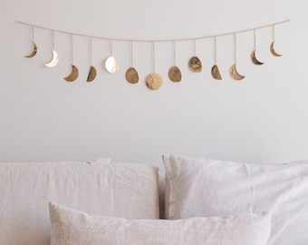 Colgante de pared de fase lunar del Reino Unido, decoración lunar hecha a mano de metal martillado (guirnalda de oro de 36" 13 lunas) Fases del ciclo lunar, decoración de la pared del hogar boho