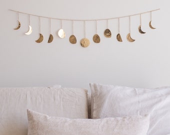 Colgante de pared de fase lunar, decoración lunar hecha a mano de metal martillado (guirnalda de oro de 36" 13 lunas) Fases del ciclo lunar, arte de pared lunar de Boho Home