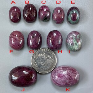 Puede incluir: Diez piedras preciosas de forma ovalada, algunas con un tono rosado y otras con un tono verde, están dispuestas en dos filas. Las piedras preciosas están etiquetadas con las letras A a K. Se incluye una moneda estadounidense para la comparación de tamaño.