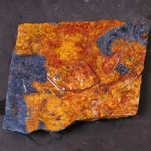 2,2 oz. Rang natuurlijke chatoyant blauwe ronde pietersiet ruwe minerale plaat/grondstof petersiet c2788-65g
