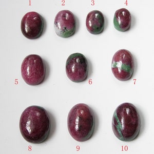Puede incluir: Diez piedras preciosas de forma ovalada, numeradas del 1 al 10, con diferentes tonos de rosa y verde. Las piedras preciosas están dispuestas en tres filas sobre una superficie blanca.