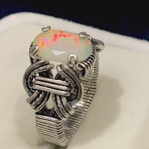 Anello in opale avvolto in filo metallico - Argento Sterling color rubino, regalo per lei, regalo di San Valentino
