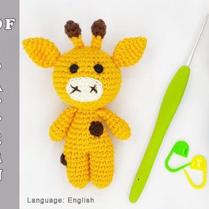 Könnte beinhalten: Häkelanleitung für ein gelbes Giraffen-Amigurumi-Spielzeug. Die Anleitung enthält Anweisungen zum Herstellen des Giraffenkopfes, des Körpers, der Beine und des Schwanzes. Die Anleitung ist in englischer Sprache verfasst.