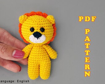 Puede incluir: Patrón de amigurumi de león de crochet en formato PDF. El patrón incluye instrucciones para hacer un león amarillo con una melena naranja, ojos negros y una nariz blanca.