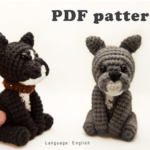 Könnte beinhalten: Häkelanleitung PDF zum Erstellen von zwei kleinen Stofftieren. Ein Hund ist schwarz-weiß, der andere ist grau. Die Anleitung ist in englischer Sprache.