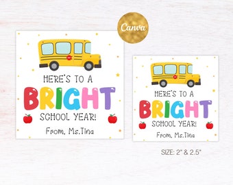 Op de afbeelding: Een printbaar schooljaar-etiket met een gele schoolbus en de tekst "Here's to a Bright School Year!" met rode appels aan weerszijden van de tekst. De tekst "From, Ms. Tina" staat onder de tekst. Het etiket is 2 inch bij 2,5 inch.
