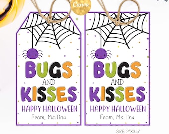 Può includere: Due etichette regalo rettangolari di Halloween con la scritta "BUGS AND KISSES" e "HAPPY HALLOWEEN From, Ms.Tina". Ogni etichetta presenta una ragnatela, un ragno viola e stelle. Le etichette misurano 5,08 cm per 8,89 cm.