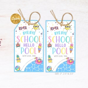 以下が含まれることがあります： 「BYE BYE SCHOOL HELLO POOL」の文字と、サングラス、笑顔の太陽、スイカのスライス、アイスクリームコーン、パイナップル、フラミンゴのプールフロートのイラストが描かれた、2つのカラフルなギフトタグ。タグは紐で結ばれています。